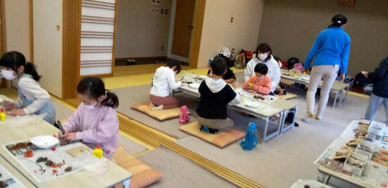 木の実でお絵かきをしています。